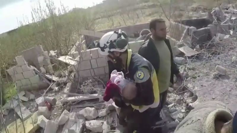 V Sýrii po bombardování zavalila budova sedm dětí. Šest se podařilo zachránit